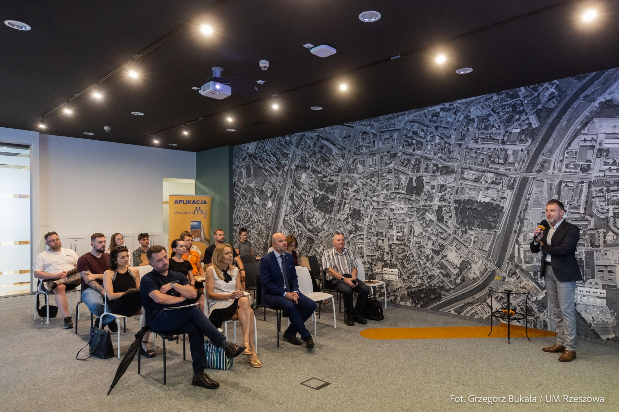 spotkanie z przedsiębiorcami dotyczącego włączenia usług do aplikacji Rzeszowska Karta Mieszkańca, fot. Grzegorz Bukała, Urząd Miasta Rzeszowa